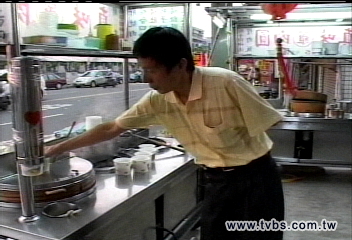 獨臂老闆殘而不廢　肉圓攤生意好