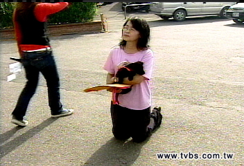 老師下跪感動首富 郭台銘出手救狗