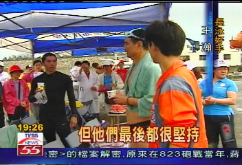 抵抗潮汐波浪 選手還得防水母咬