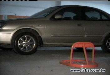 停車位遭佔用 住戶氣:花百萬養蚊