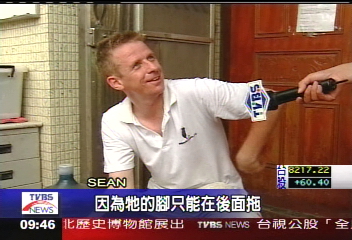 愛心無國界！　英國男照顧台灣流浪狗