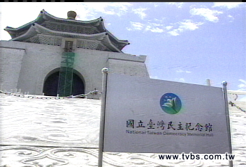 中正牌樓頂腐鏽 包商:主體也危險