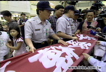 阿輝伯圓夢の旅／太熱情！阿輝迷拉布條　航警繃神經