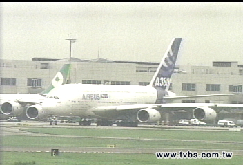 空中巨無霸A380離台　機迷搶拍風采