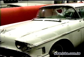 尋仇闖車行 持棍棒砸毀千萬古董車