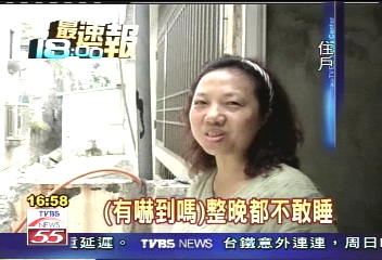 水泥花臺空中落 砸破屋頂住戶驚