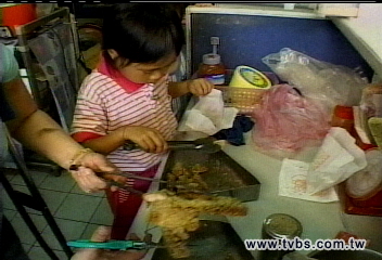 雞排店9歲小老闆 幫母分憂解勞