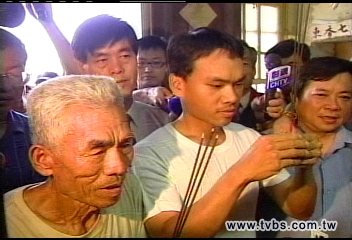 儒門特赦／楊儒門回家！　拜祖先過火爐去霉運
