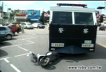 運兵車撞人渾不知　輾斃76歲老翁