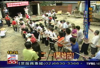 土地公廟搬家　上百信徒動手拉