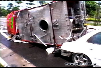 趕救災!水箱車打滑翻覆 撞轎車