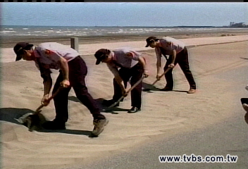 消失的馬路!海沙覆蓋 出門先鏟沙
