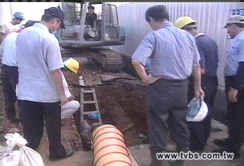 佯裝蓋養雞場　偷挖地道偷中油？