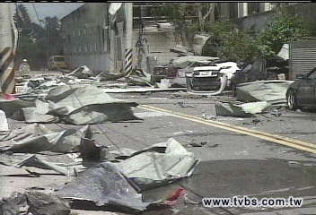 化工廠驚傳爆炸 威力強大建築全毀