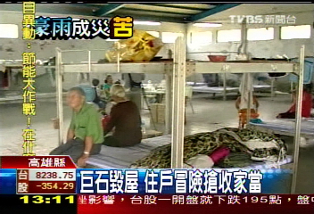 豪雨釀災/巨石毀屋 住戶冒險搶收家當