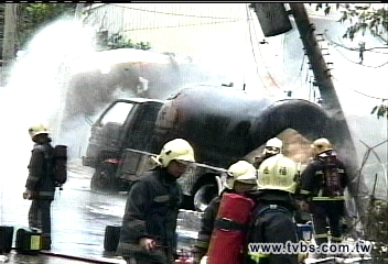 煞車失靈 瓦斯槽車撞電線杆爆炸