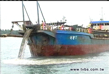 陸船越界盜海砂 全吐回原海域