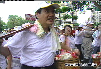 客家義民祭 馬上街「挑重擔」