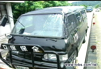 疑失速撞國道護欄　運鈔車翻2圈