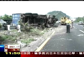 中山高貨櫃車翻 阻礙南北交通