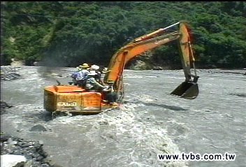 〈獨家〉好茶難回! 縣府人員搭怪手渡溪