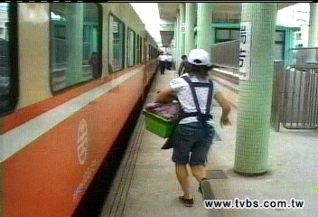鐵路便當商機大 業者違法上車賣