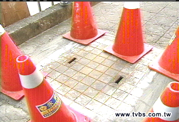 水溝蓋掉落溝 害小六童跌傷受驚