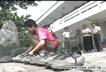 超克難冠軍足球隊 男女混穿球鞋