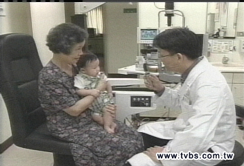 3歲童愛看電視 近視破1千度