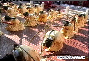太熱!祭孔大典 小朋友曬昏嘔吐