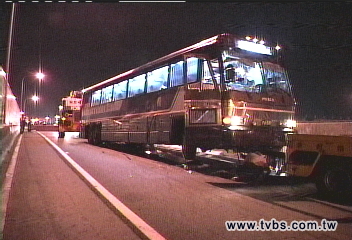 閃小車遇強風! 國光號翻車