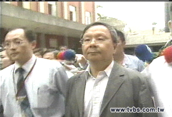 媒體追逐杜 爆隨扈推倒攝影記者