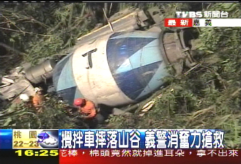 攪拌車摔落山谷 義警消奮力搶救