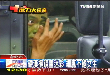 國慶活動/硬漢攬鏡畫迷彩 細膩不輸女生