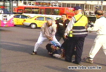 入聯路跑 民眾鬧場爆流血衝突