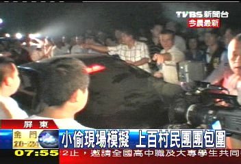 逮到了！小偷模擬　數百居民包圍