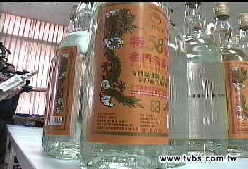 假酒工廠藏身檳榔園 女嫌就逮