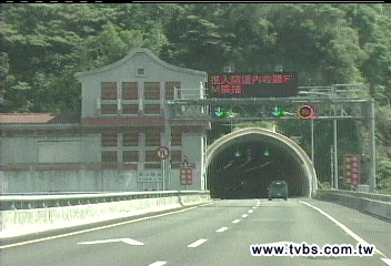 雪山隧道 明開放大客車通行