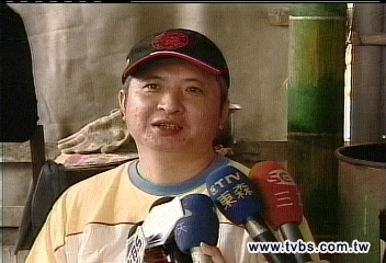 誰在搞軌/交保後首日 李泰安偕妻兒吃早餐