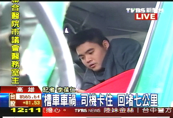 「環已酮」槽車翻覆 駕駛夾車內