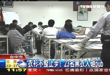 衣衫不整止步! 23名黑衣人砸PUB