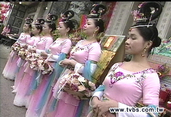 鎮清宮迎媽祖　6美女薄紗抵寒風