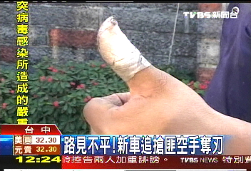 路見不平！　新車追搶匪空手奪刃