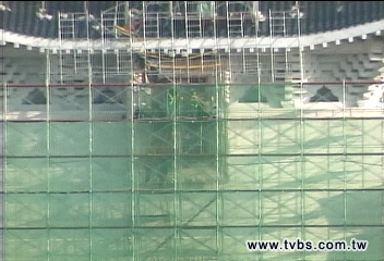 〈快訊〉拆中正匾額　工人切割15塊