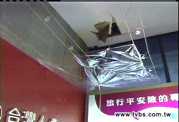 外面下雨　桃園航站內也下小雨