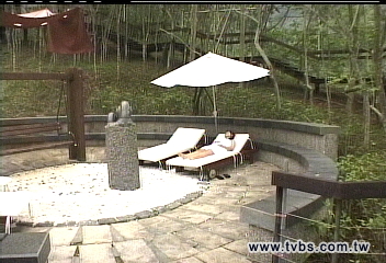 嘉義中崙新溫泉　青山綠水陪泡湯