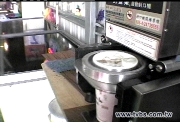 好奇摸飲料封口機　男童手燙傷