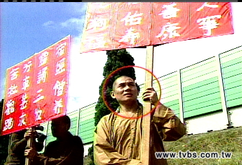 為流浪狗跪鴻海　和尚遭控涉性侵