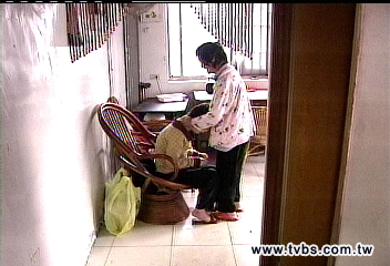 乾兒騙走300萬 獨居盲母養障女