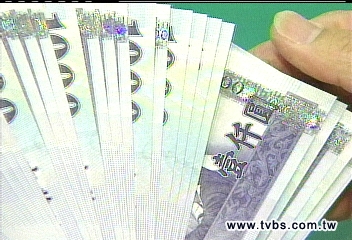 新鈔太黏ATM當! 銀行忙、民眾急